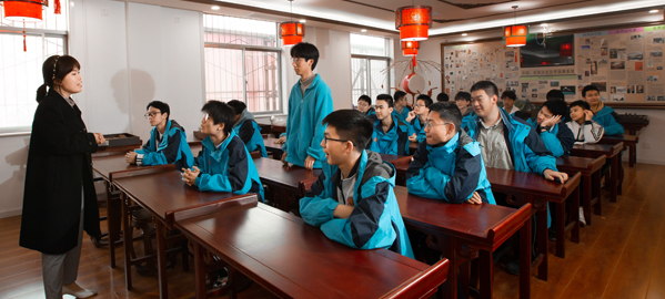 丹凤 分类教学，因材施教，采取“一类一方案、一人一目标”的教学方法