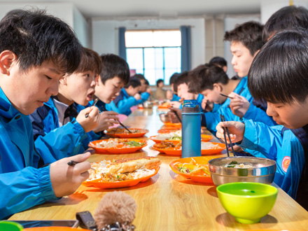 丹凤学生用餐