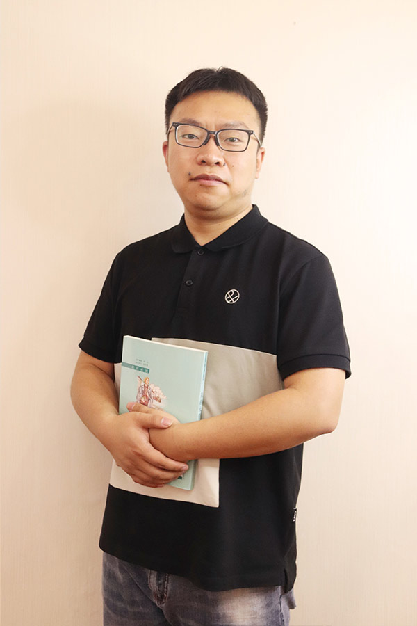 丹凤杨斌 本科学历，毕业于西安航空学院