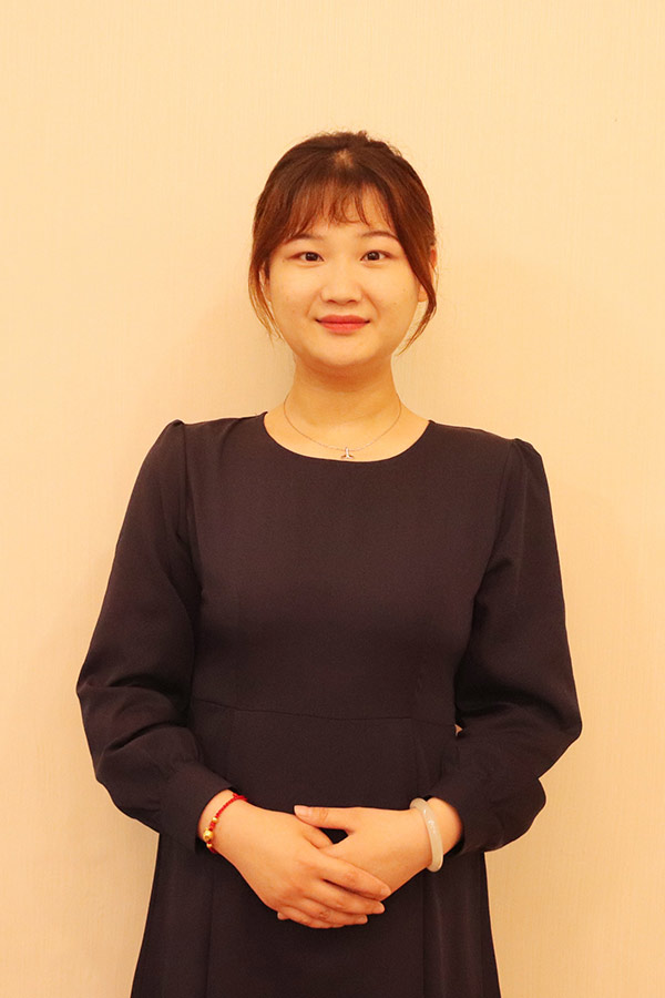 丹凤文哲 本科学历，优秀班主任